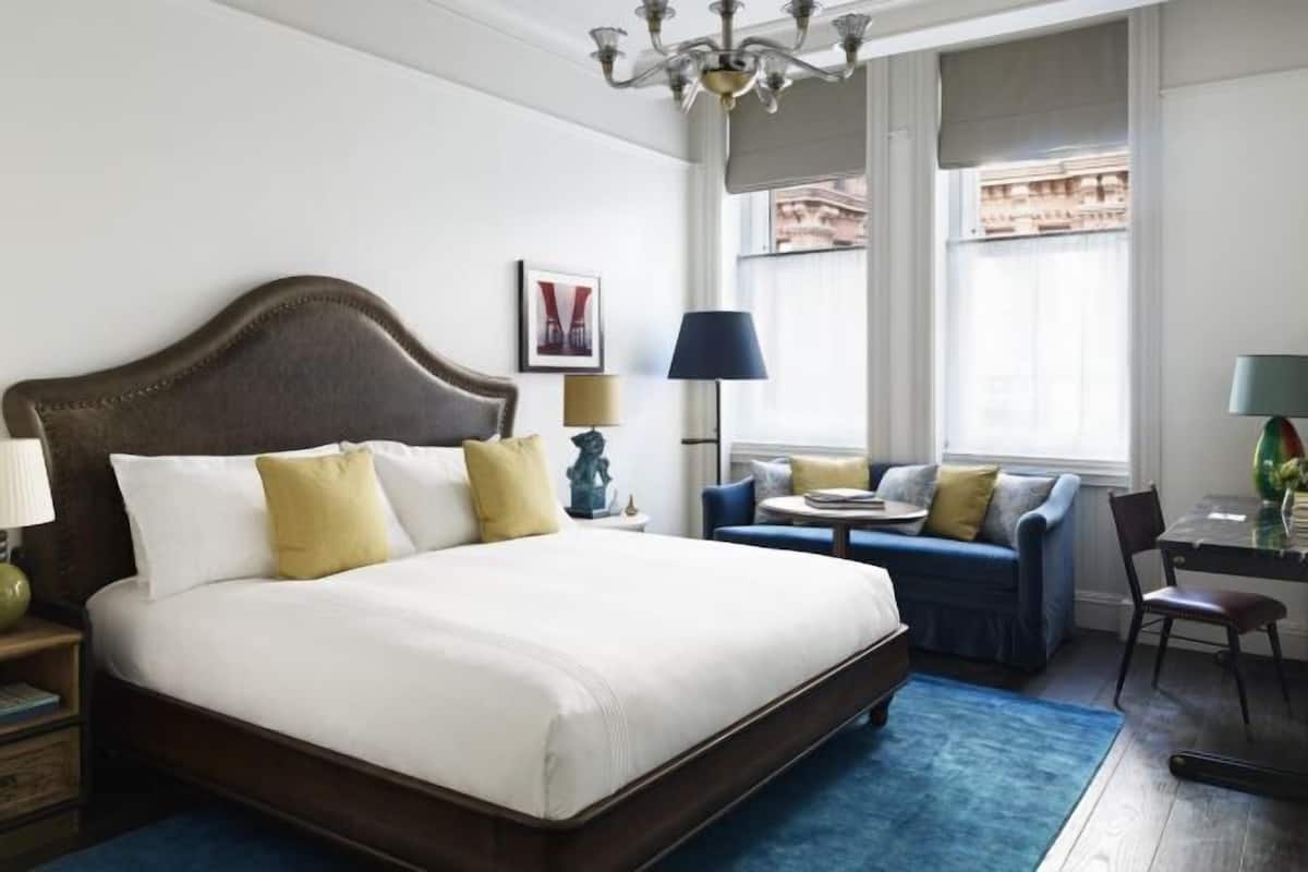 Ylelliset vuodevaatteet, minibaari, tallelokero huoneessa, työpöytä