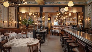 3 restaurants; breakfast, lunch, dinner, and brunch served