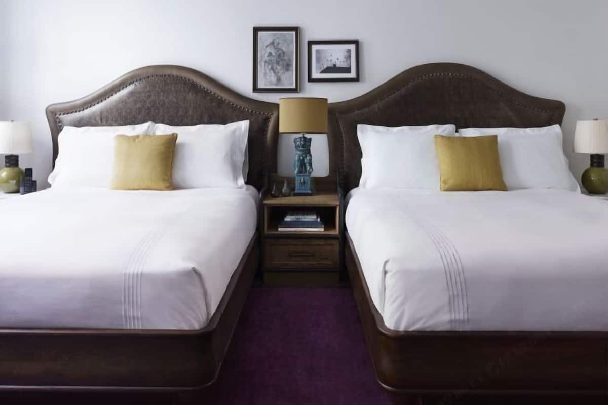 Ylelliset vuodevaatteet, minibaari, tallelokero huoneessa, työpöytä