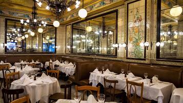 3 restaurantes; se sirven desayunos, almuerzos y cocina americana