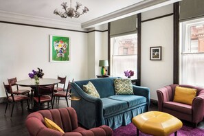 Suíte luxo, no canto | Roupas de cama premium, frigobar, cofres nos quartos, escrivaninha