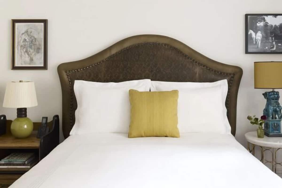 Ylelliset vuodevaatteet, minibaari, tallelokero huoneessa, työpöytä