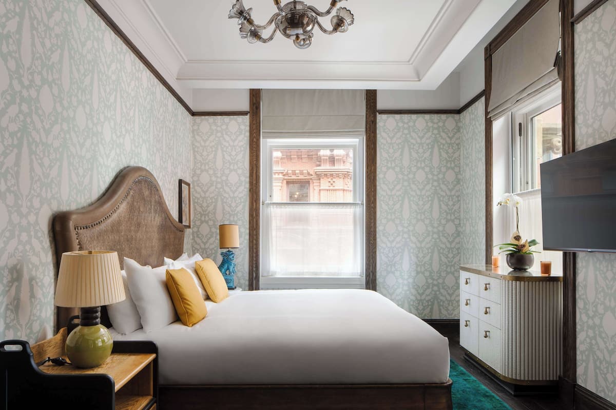 Deluxe Suite, Corner | Premium bedding, minibar, in-room safe, desk