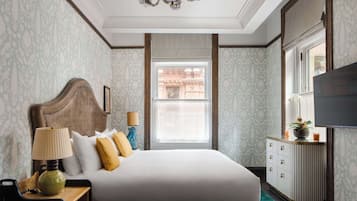 Deluxe Suite, Corner | Peralatan tempat tidur premium, bar mini, peti besi dalam bilik, meja