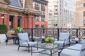 Premium bedding, minibar, in-room safe, desk - The Beekman, A Thompson Hotel, by Hyatt (New York)