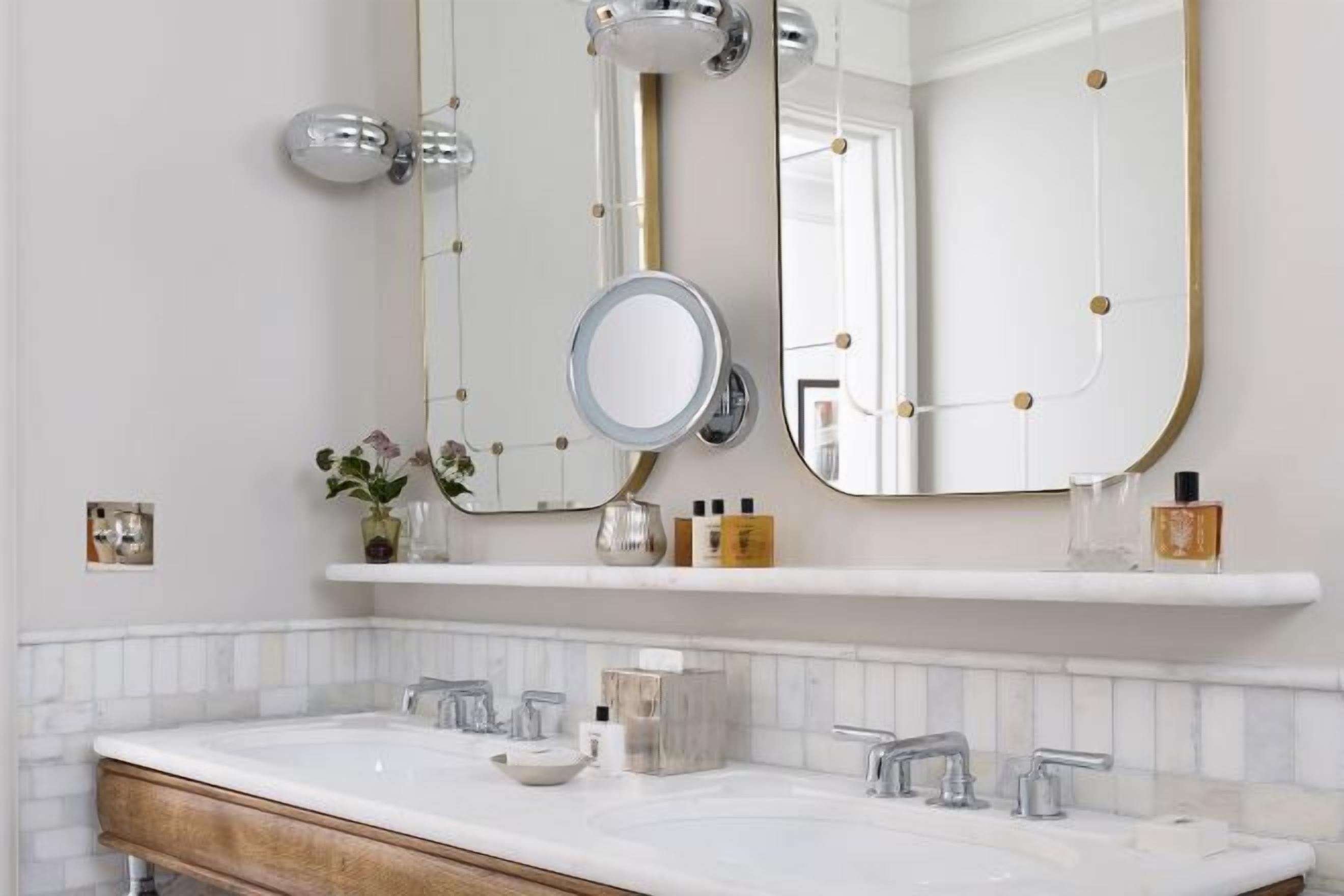 Artículos de tocador de diseñador, secador de pelo, batas, pantuflas