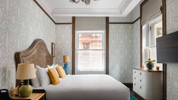 Deluxe Suite, Corner | Premium bedding, minibar, in-room safe, desk
