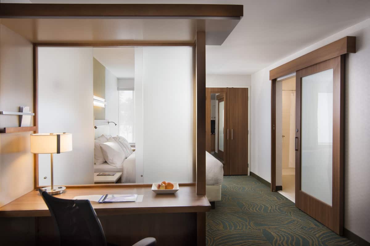 Ropa de cama de alta calidad, escritorio y cortinas blackout