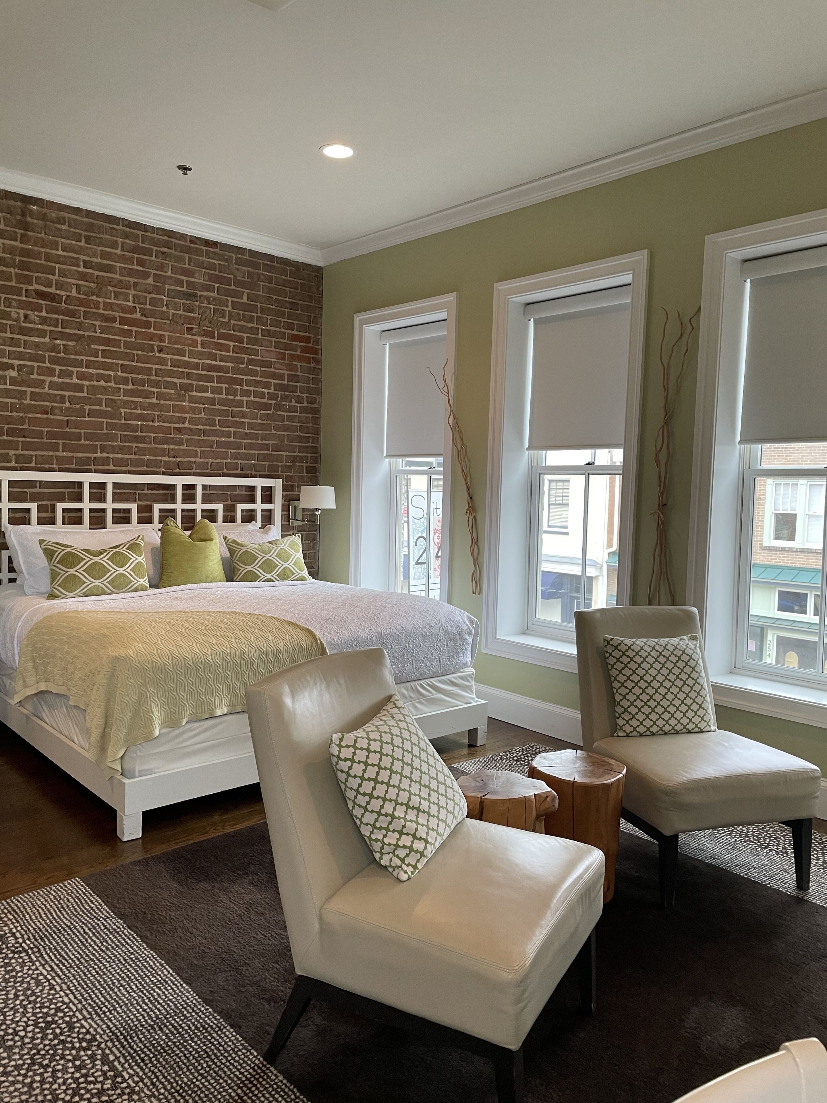 suite (verde) | premium bedding, in-room safe, individually decorated