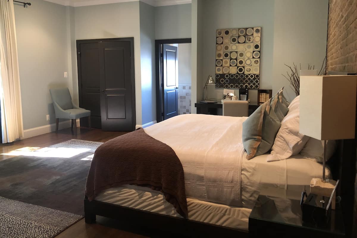 Suite (Acqua) | Premium bedding, in-room safe, individually decorated