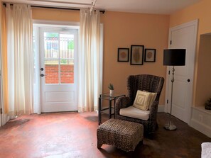 Suite (Sole) | Ropa de cama de alta calidad, caja fuerte, decoración individual