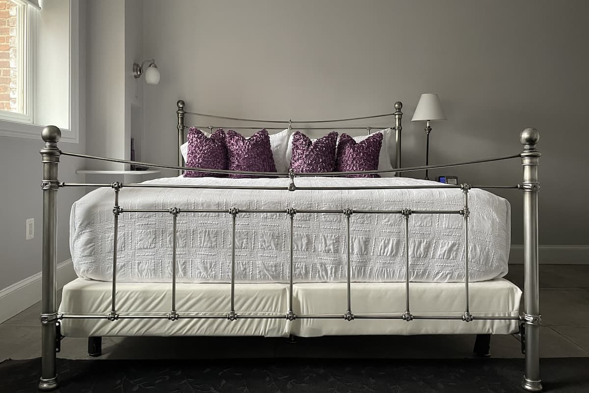Suite (Violetta) | Premium bedding, in-room safe, individually decorated