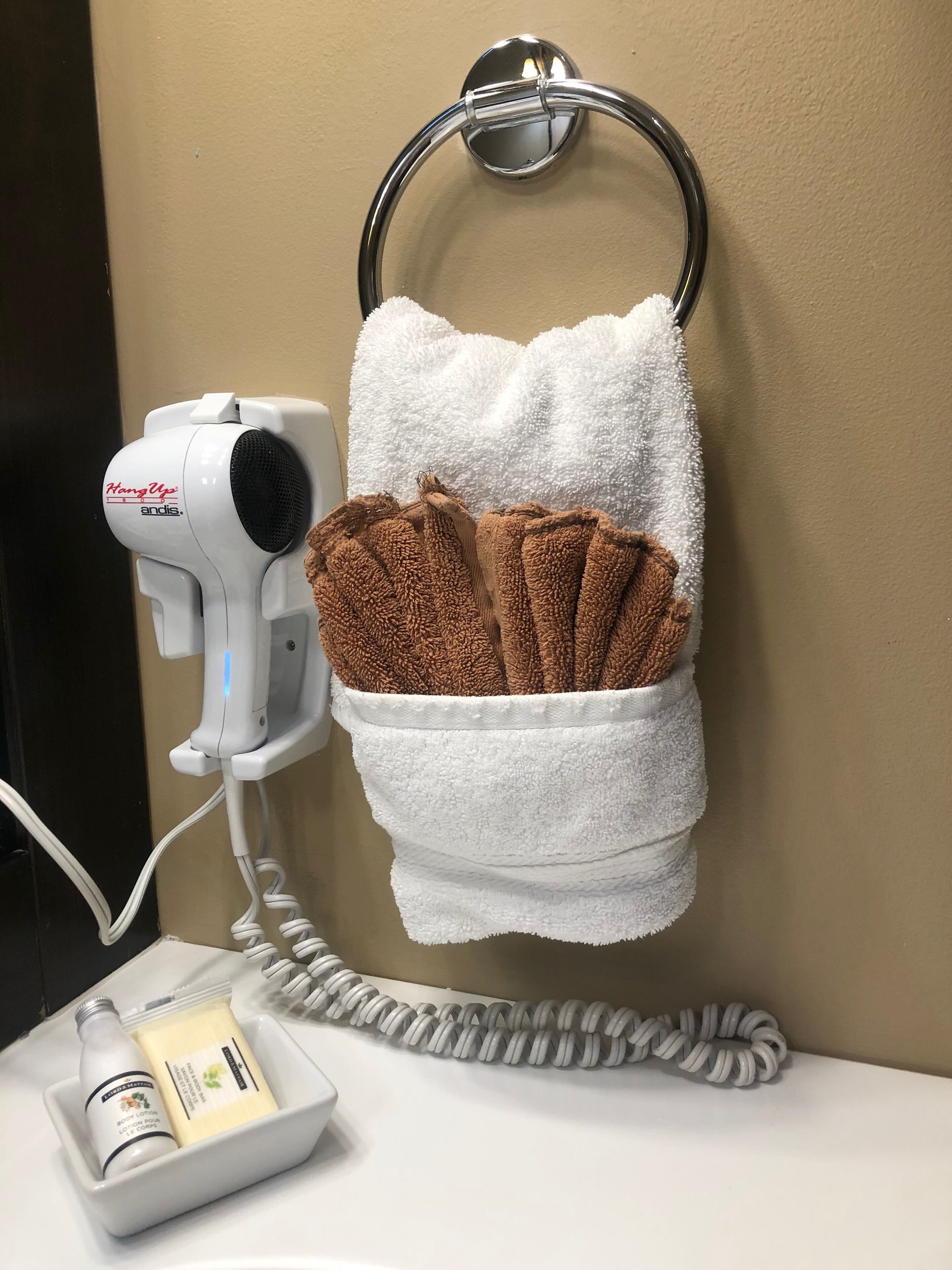 suite (verde) | bathroom | shower, free toiletries, hair dryer, bathrobes