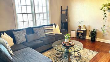 Departamento estándar | Área de sala de estar | Televisión