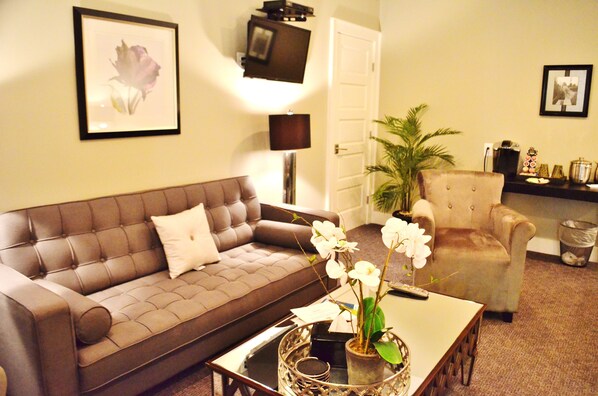 Basic Studio | Living area