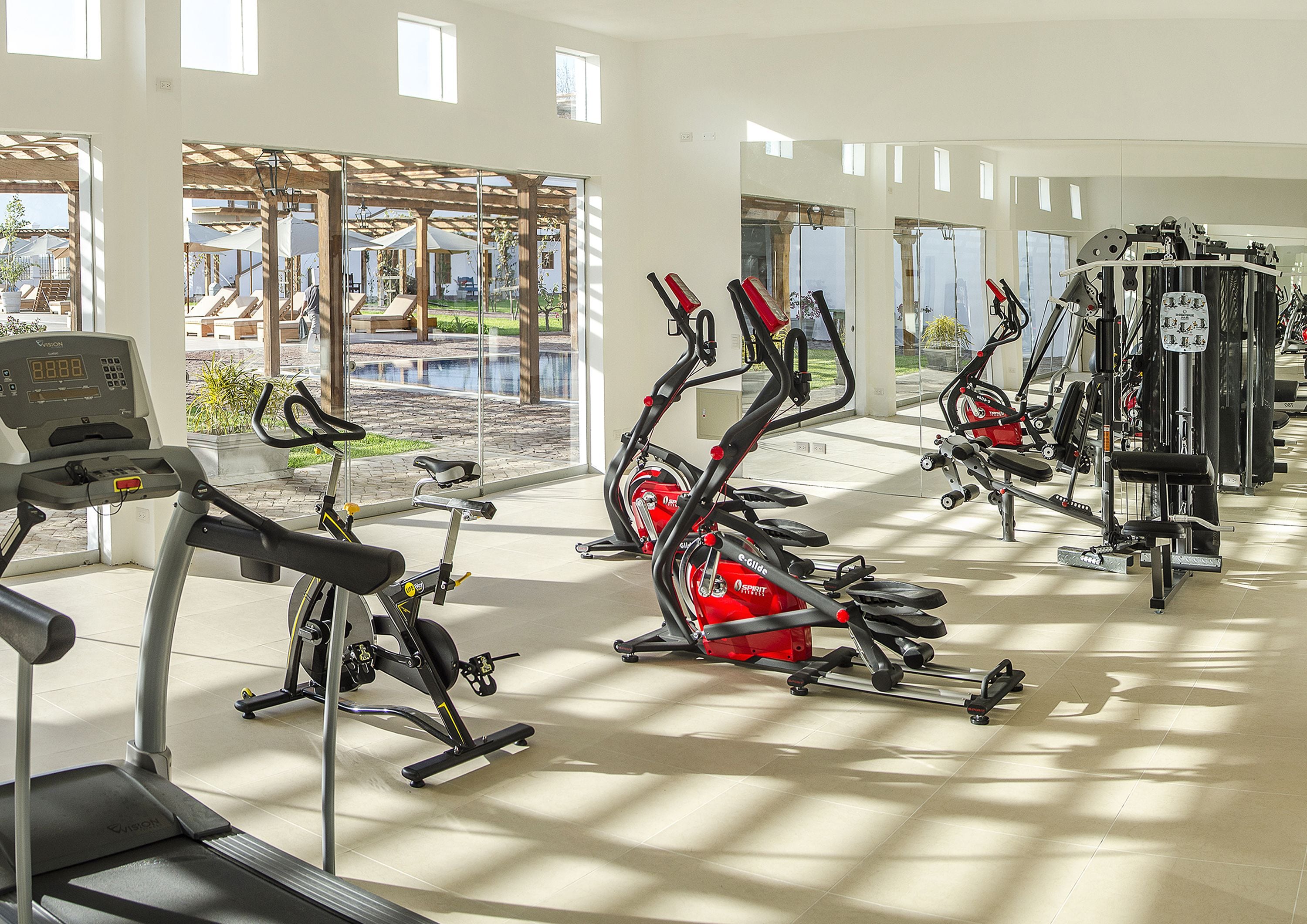 Ett gym med löpband, crosstrainers och styrketräningsutrustning.