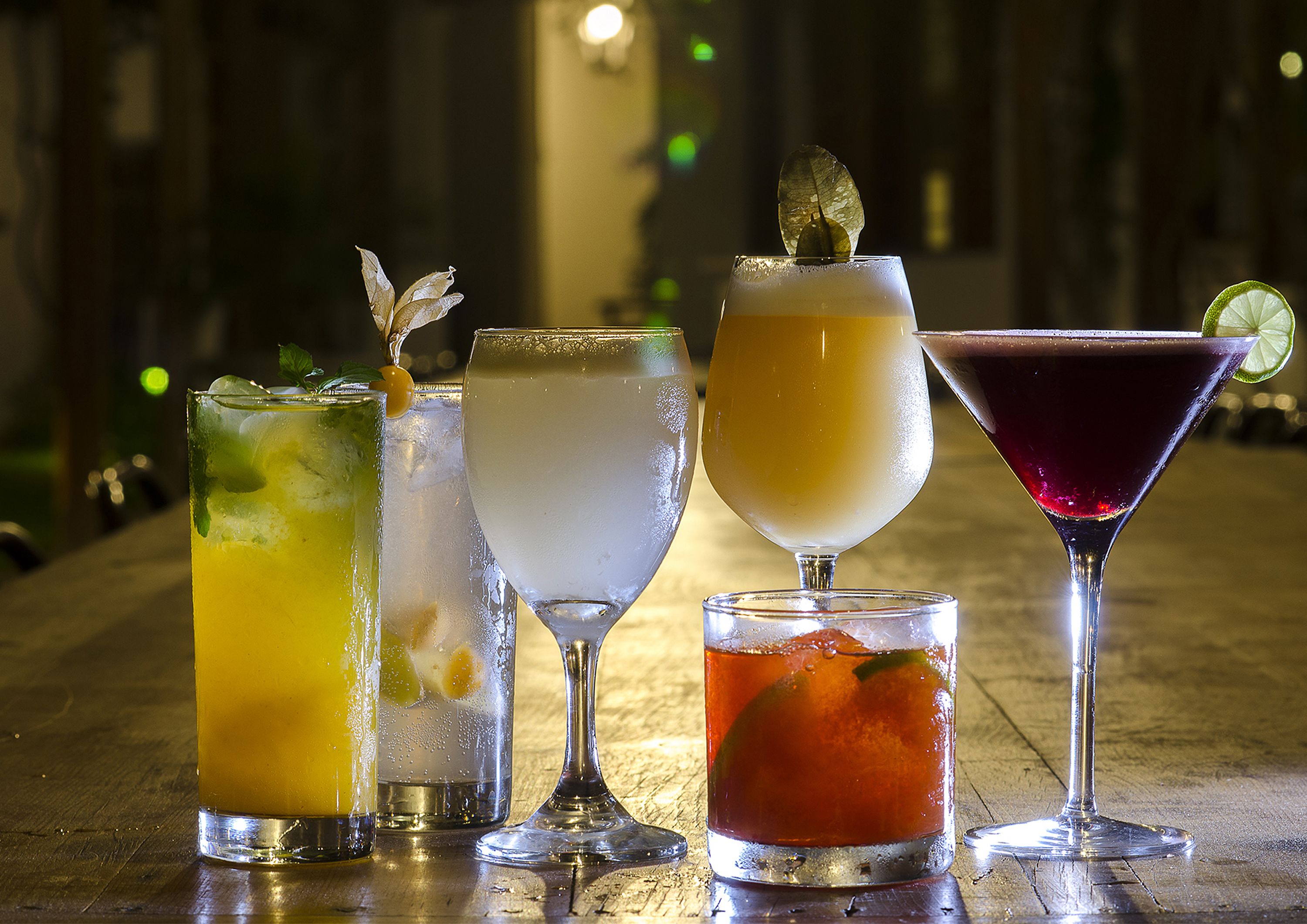 Verschiedene Cocktails auf einer Bar.
