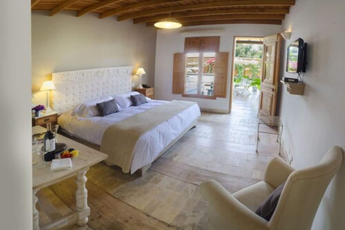 superior room, 1 king bed, pool view | in-room safe, free wifi, bed sheets