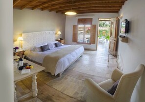 Superior Room, 1 King Bed, Pool View | In-room safe, free WiFi, bed sheets - Hotel Viñas Queirolo (San José de los Molinos)