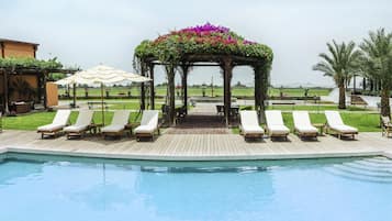 Piscine extérieure, chaises longues