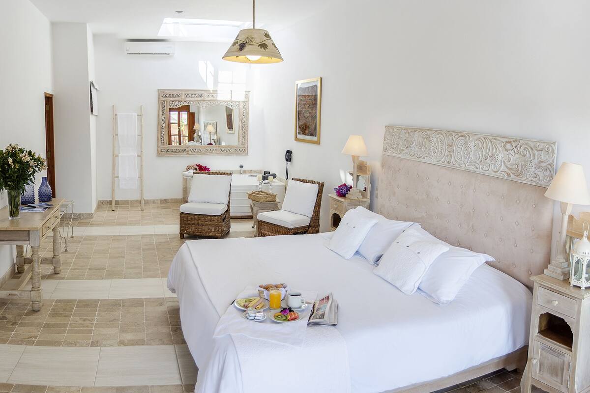 Suite, vue piscine | Coffres-forts dans les chambres, Wi-Fi gratuit, draps fournis