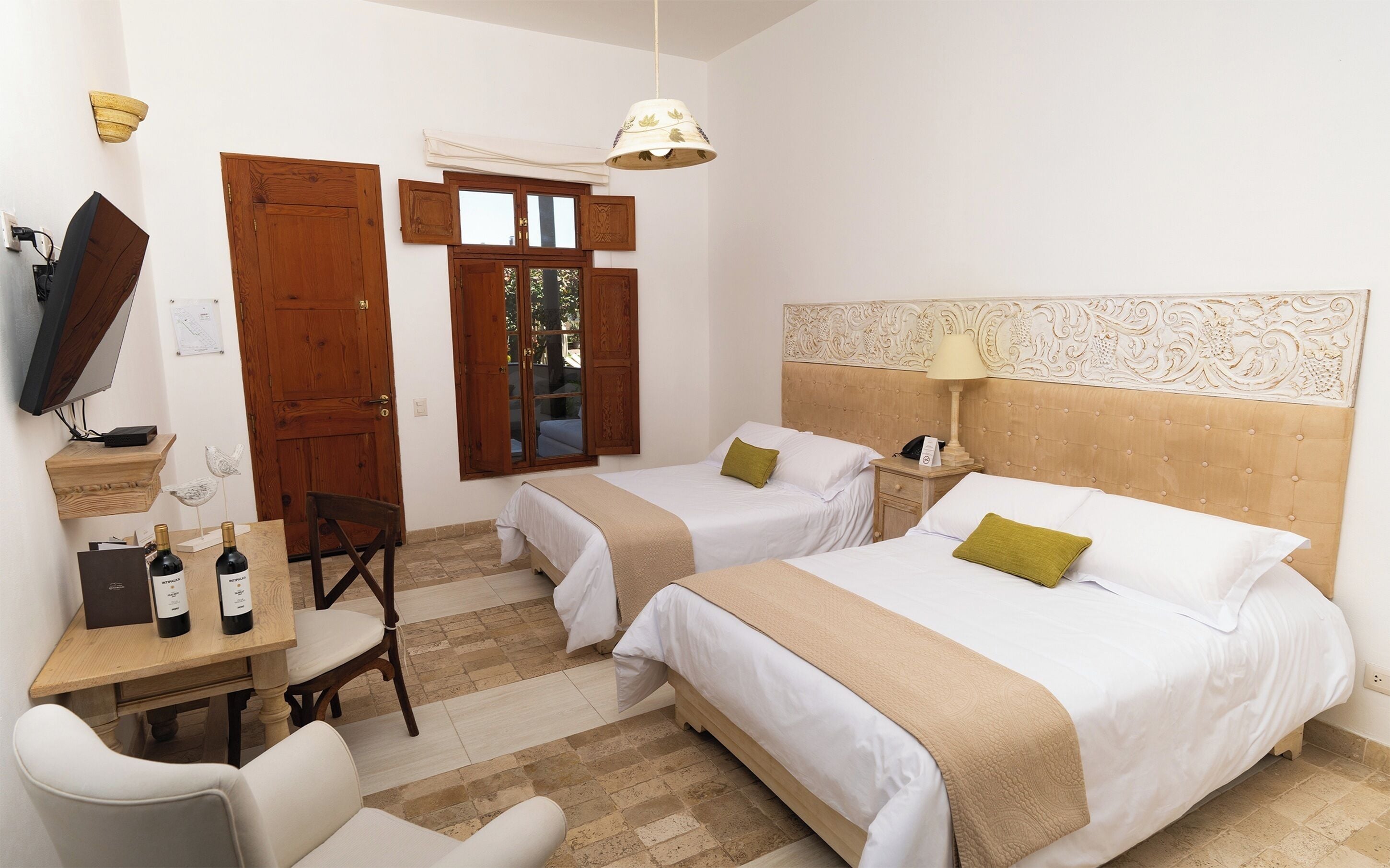 Habitación doble superior, 2 camas individuales, vista a la alberca | Caja de seguridad en la habitación, wifi gratis y ropa de cama 