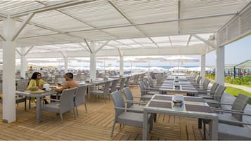 4 bars/lounges, een poolbar, een strandbar