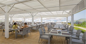 4 bars/lounges, een poolbar, een strandbar