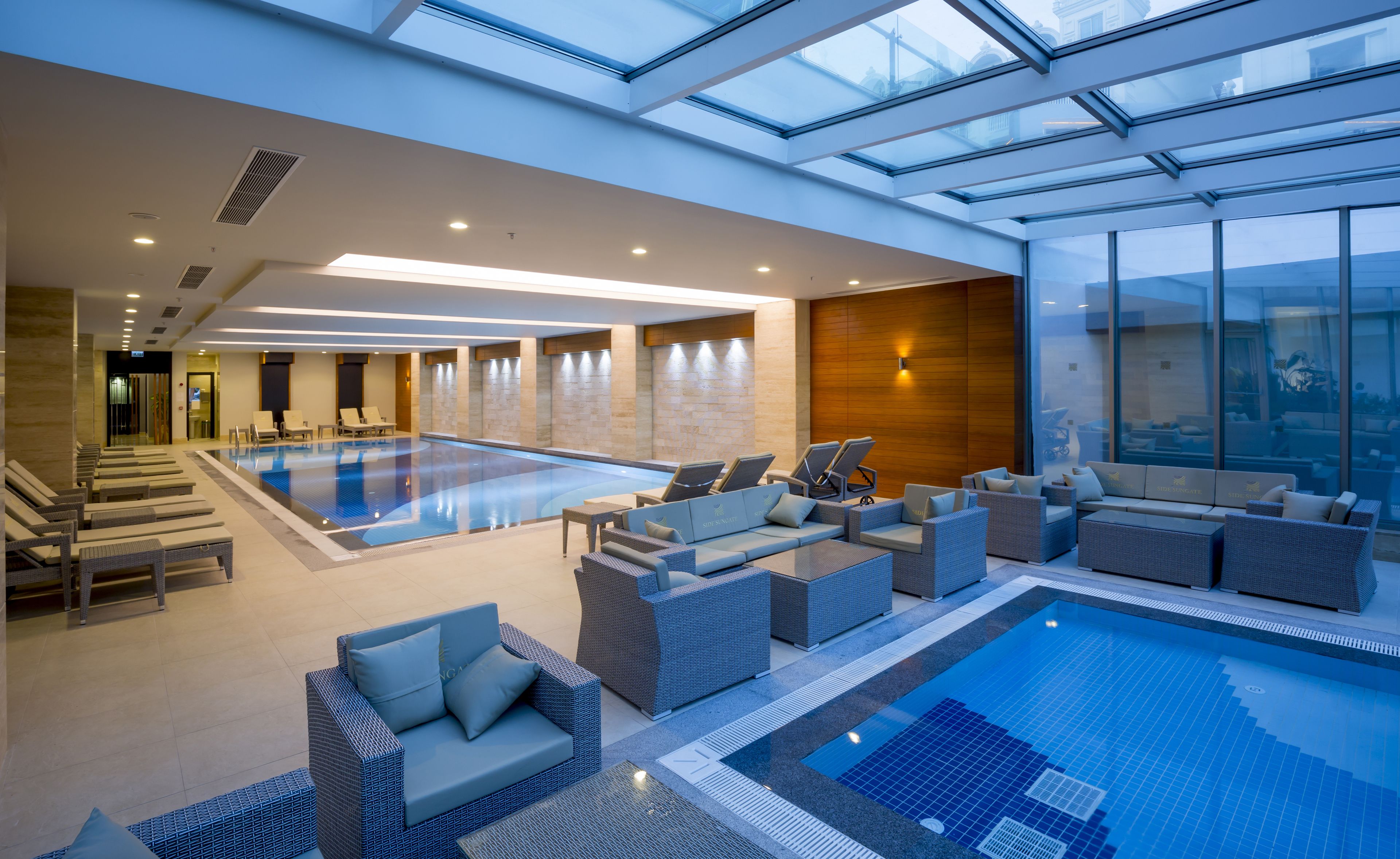 Una piscina techada, 2 piscinas al aire libre, sombrillas