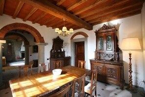 Panoramic-Apartment, 4 Schlafzimmer (Villa) | Essbereich im Zimmer
