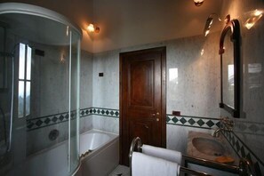 Panorama appartement, 4 slaapkamers (Villa) | Badkamer | Een douche, handdoeken