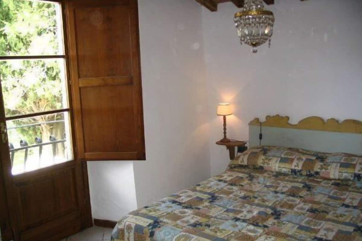 4 bedrooms, desk, free WiFi, bed sheets