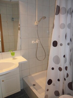 Doppel- oder Zweibettzimmer | Badezimmer | Dusche, Handtücher