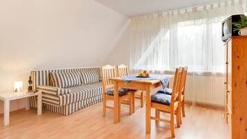 Kamar Double atau Twin | Ruang keluarga | TV layar datar
