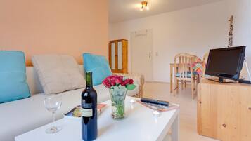 Double or Twin Room | Living room | Flat-screen TV