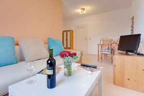 Double or Twin Room | Living room | Flat-screen TV - Pension und Ferienwohnungen vorm Darß (Ribnitz-Damgarten)