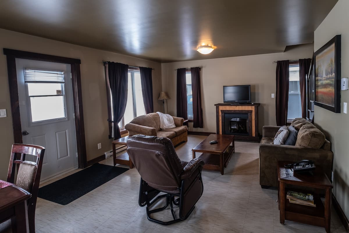 Superior cottage, 3 slaapkamers, uitzicht op oceaan | Woonkamer | Een flatscreentelevisie