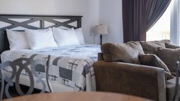 Escritorio, cortinas blackout y tabla de planchar con plancha