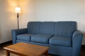 Flat-screen TV - Heron's Nest Cottages (Charlo)