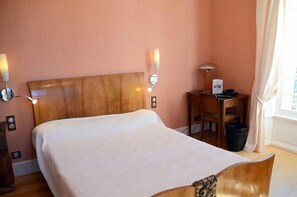 Desk, soundproofing, free cots/infant beds, free WiFi