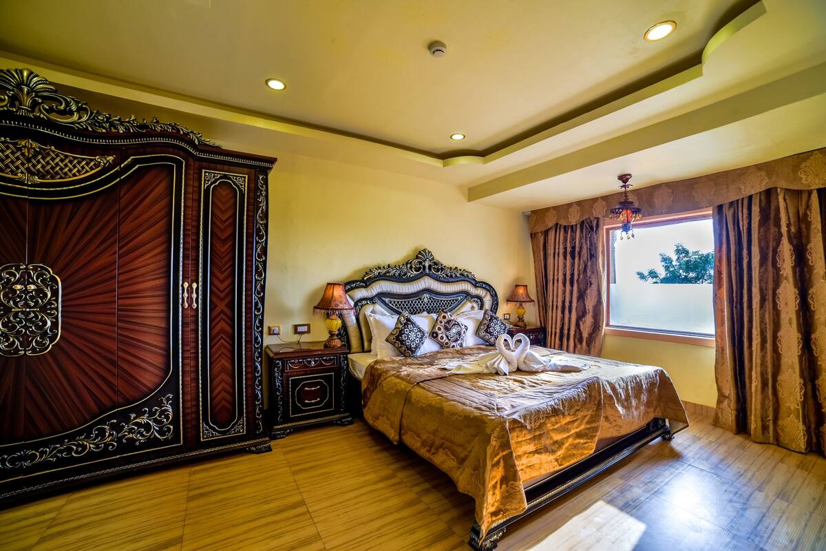 Suite, hot tub, pemandangan kolam renang | 1 kamar tidur, brankas, meja kerja, dan kedap suara