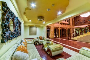 Lobby lounge - Chokhi Dhani The Palace Hotel (Jaisalmer)