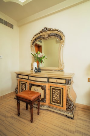 Suite, baignoire à remous, vue sur la piscine | 1 chambre, coffre-fort, bureau, système d’insonorisation