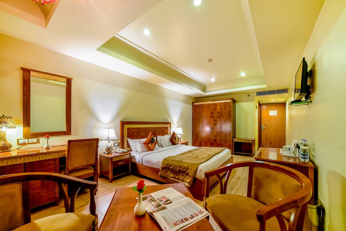 Kamar, balkon, pemandangan kolam renang | Area keluarga | Perapian