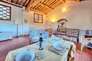 พาโนรามิกอพาร์ทเมนท์, 2 ห้องนอน (Le Fonti 1) | บริเวณนั่งเล่น | ทีวีจอแบน