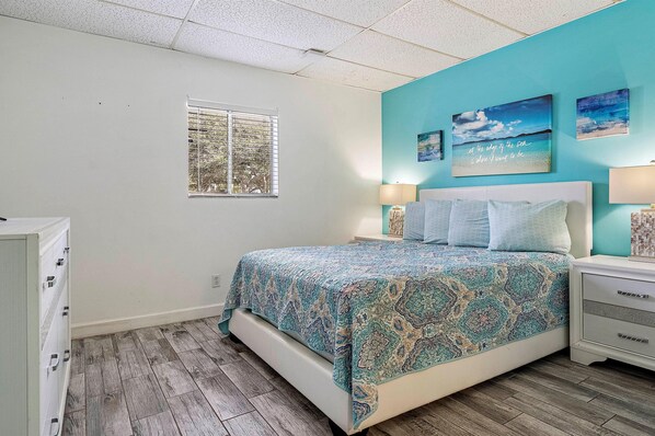 Departamento, 1 cama Queen size y sofá cama, cocineta | Tabla de planchar con plancha, wifi y ropa de cama 