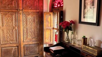 Deluxe-Doppelzimmer (The Mariam Deluxe Double) | Zimmersafe, individuell dekoriert, individuell eingerichtet