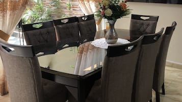 供應早餐、午餐及晚餐