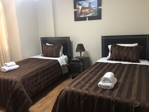 Kahden hengen huone, 2 yhden hengen sänkyä, jaettu kylpyhuone | Silitysrauta/-lauta, ilmainen Wi-Fi, vuodevaatteet