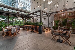 2 restaurantes; se sirve desayuno, almuerzo y cena